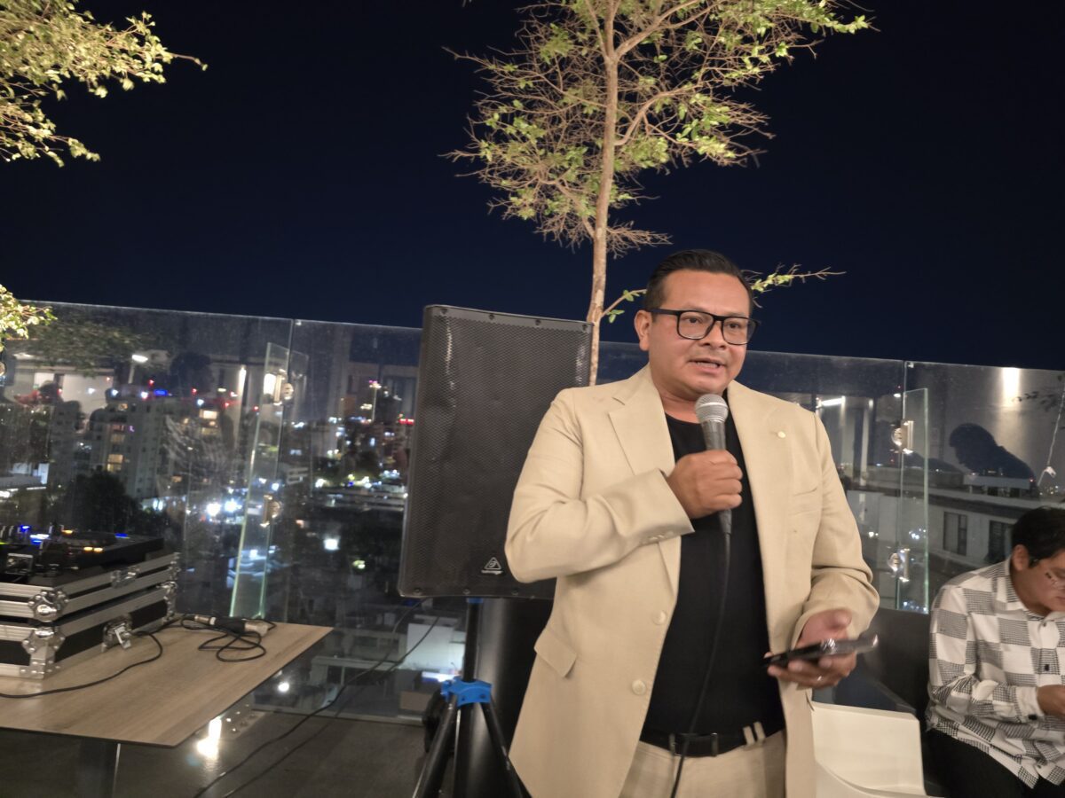 El director de la empresa, Darwin Alamilla, dirigió las palabras de bienvenida y agradecimiento por una década de labores.