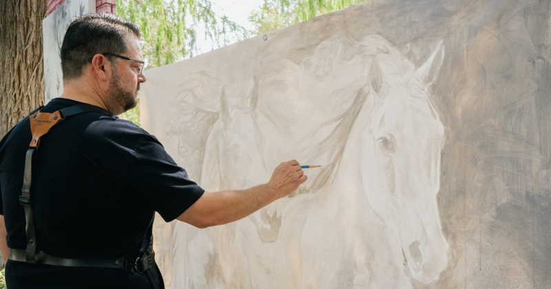 El artista y tatuador Alfonso Rosas brilló durante La Gran Vendimia en el Hotel Rincón del Montero donde pintó y exhibió parte de su obra