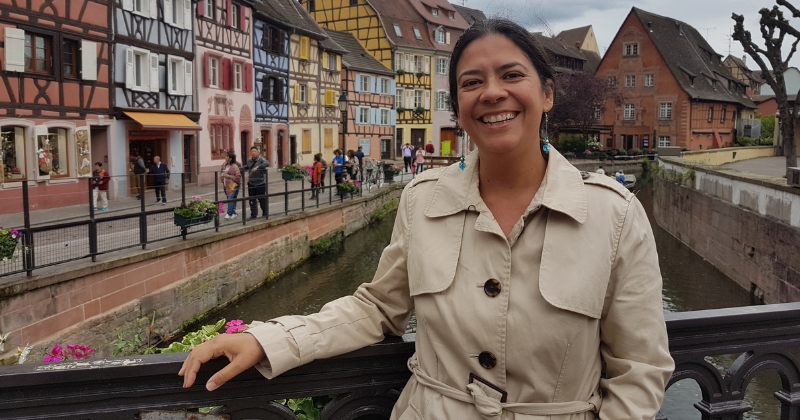 La escritora mexicana Carmen Ávila lleva la literatura nacional al mundo desde Francia. Conoce su trayectoria, premios y visión