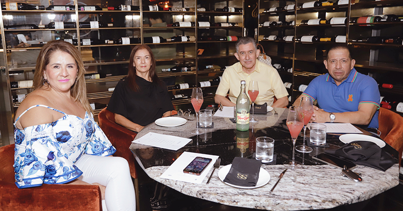 Gente disfrutando la cena maridaje de Jonatan Gómez Luna en SIBAU