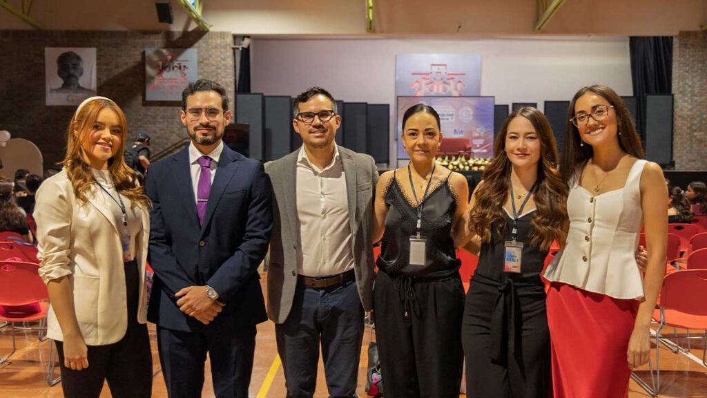 Ana Laura García, Gerardo Ávila, Iván Osuna, Gabriela Leal, Isabel Urrutia y Mariana Torres.