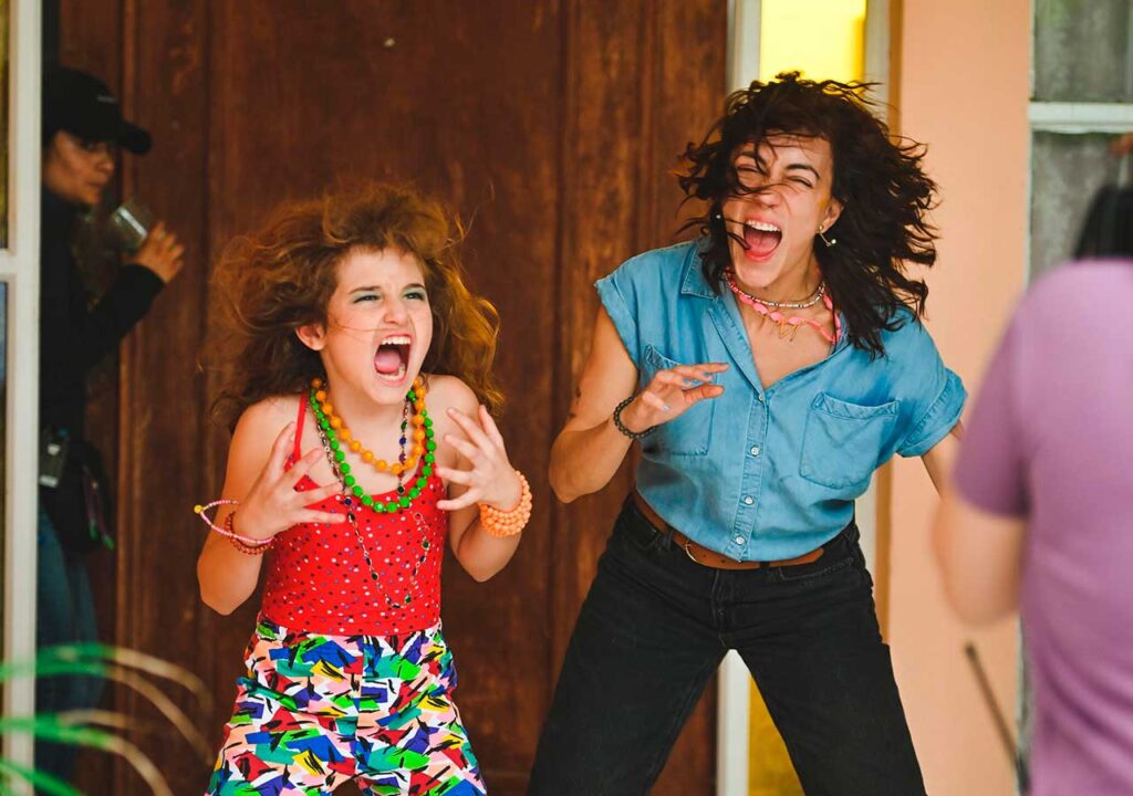 Mayra ha llevado su voz y talento más allá de las fronteras nacionales.