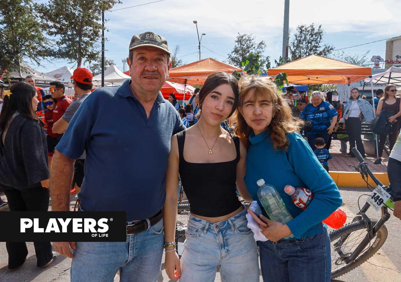 Luis Sainz, Ángela Sainz y Petty Sainz.