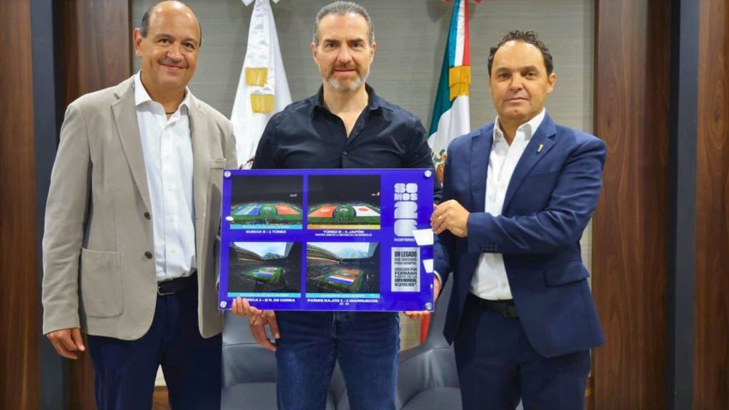Adrián de la Garza recibió una placa por la organización de Monterrey durante el Mundial 2026. Foto: Gobierno de Monterrey