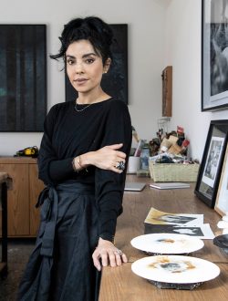 Paola Ávalos, artista plástica, suma exposiciones dando maestría a la técnica del encauste